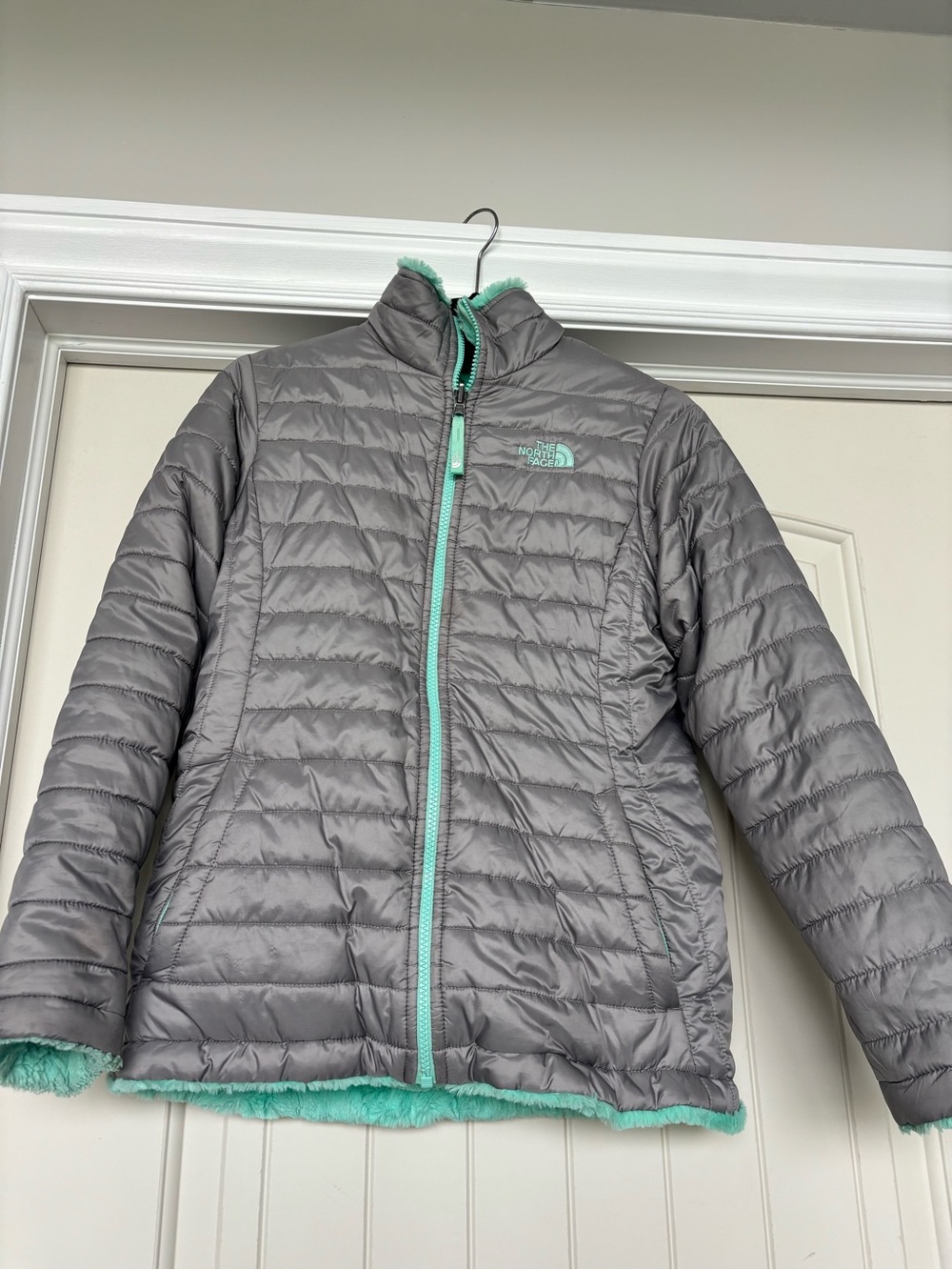 The North Face reversible Girls' Gray Puffer Jacket with Mint. XL/18
